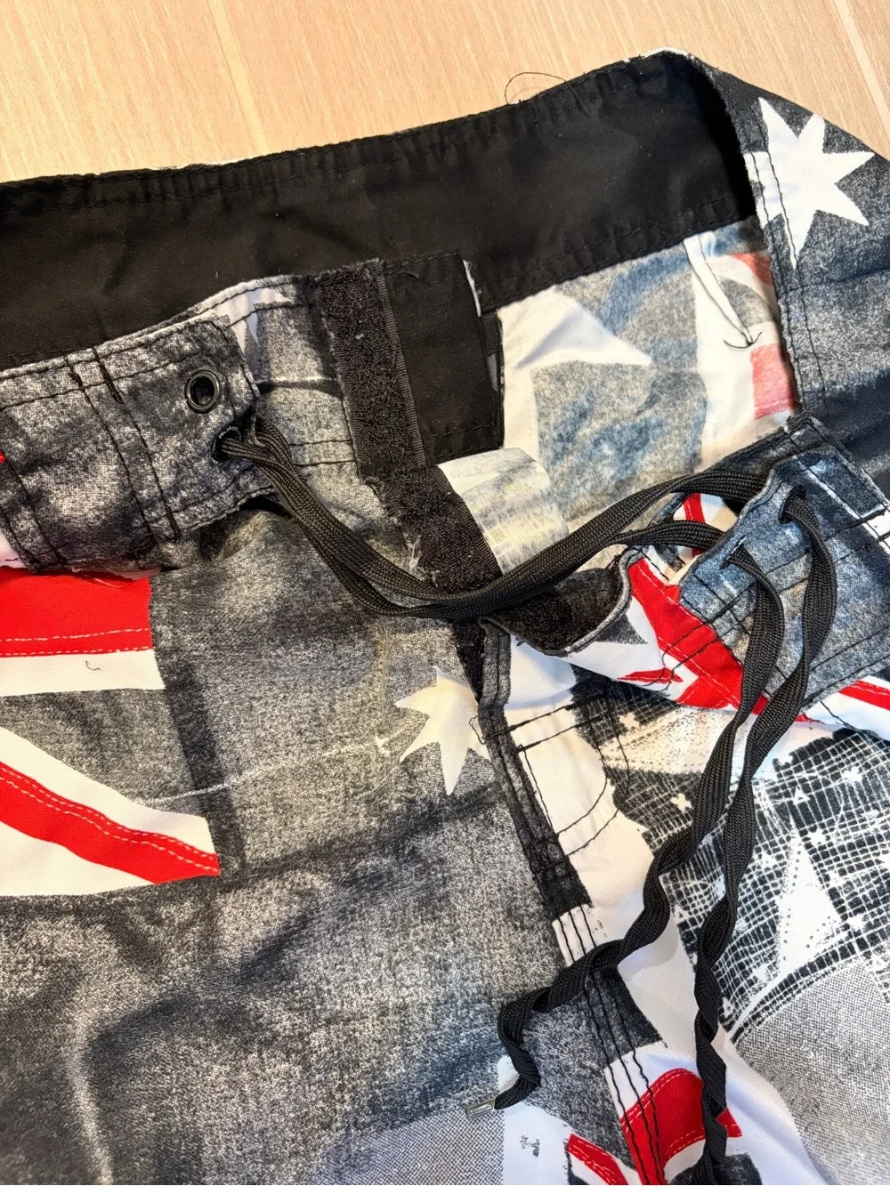 🌊🏄‍♂️ Quiksilver Men’s Black, White & Red Graphic Swim Trunks 🖤❤️🤍